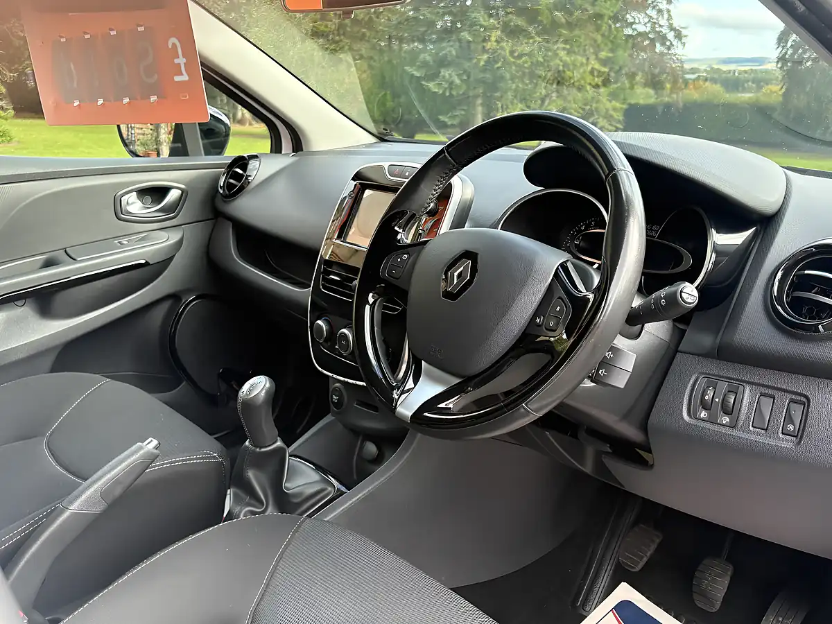 Used 2016 Renault Clio Dynamique Nav White - Interior and Exterior details 13