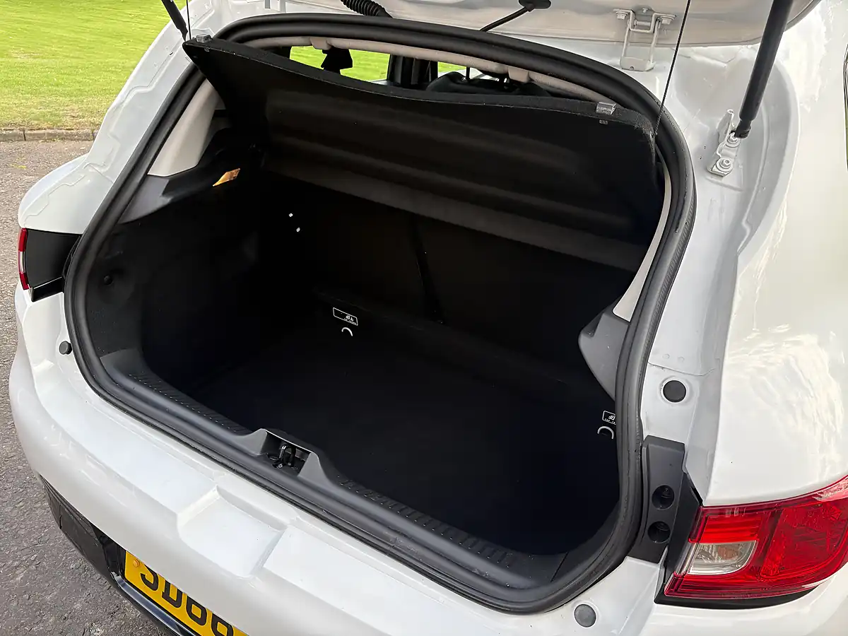 Used 2016 Renault Clio Dynamique Nav White - Interior and Exterior details 15