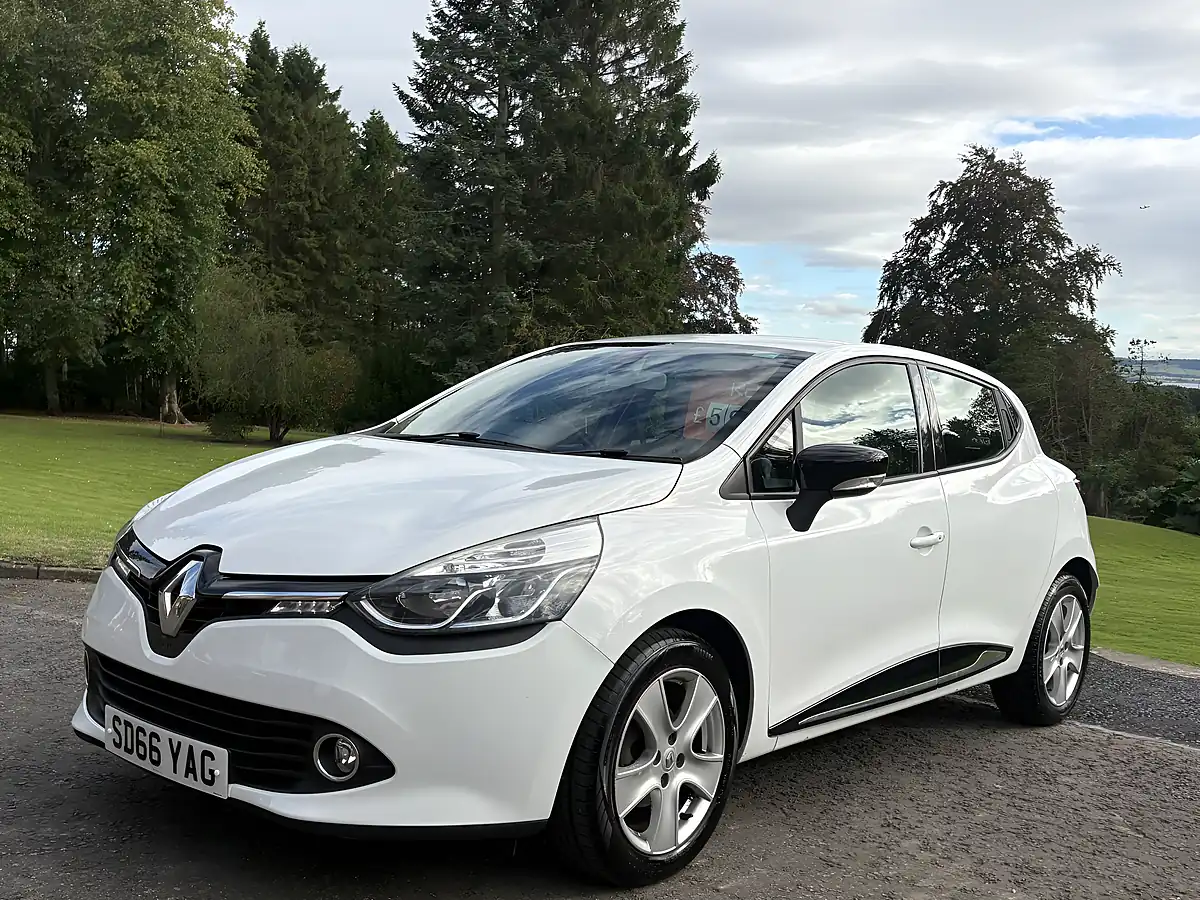 Used 2016 Renault Clio Dynamique Nav White - Interior and Exterior details 4
