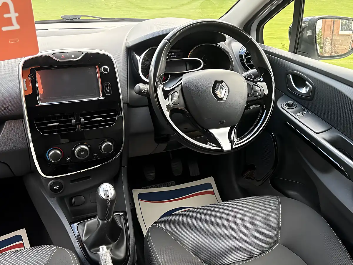 Used 2016 Renault Clio Dynamique Nav White - Interior and Exterior details 7