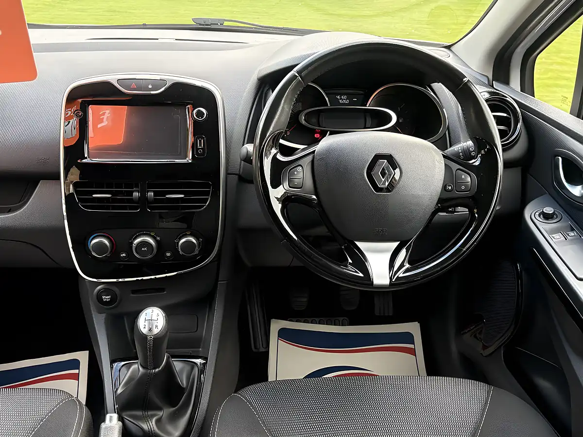 Used 2016 Renault Clio Dynamique Nav White - Interior and Exterior details 8