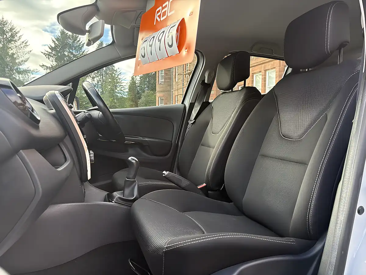 Used 2016 Renault Clio Dynamique Nav White - Interior and Exterior details 9