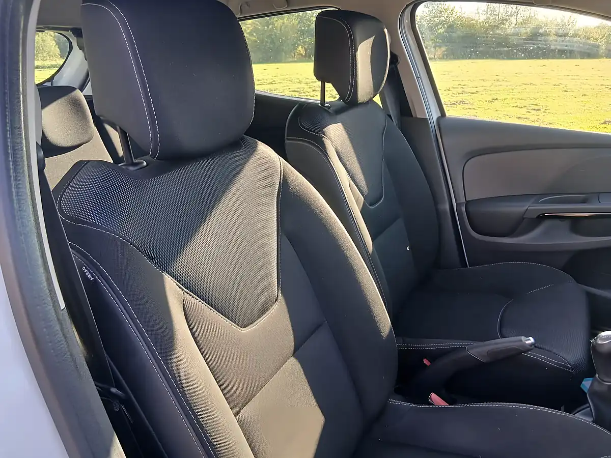 Used 2016 Renault Clio Dynamique Nav White - Interior and Exterior details 13