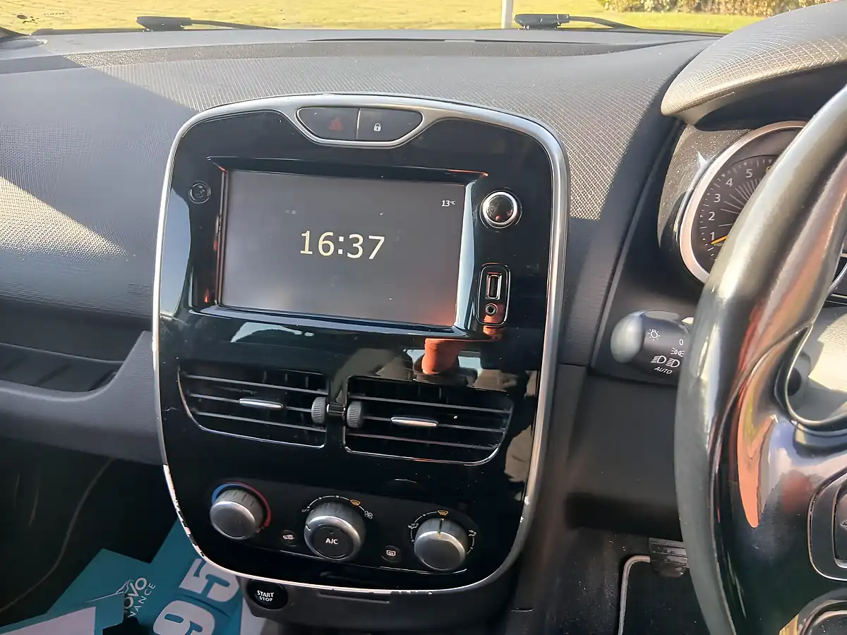 Used 2016 Renault Clio Dynamique Nav White - Interior and Exterior details 16
