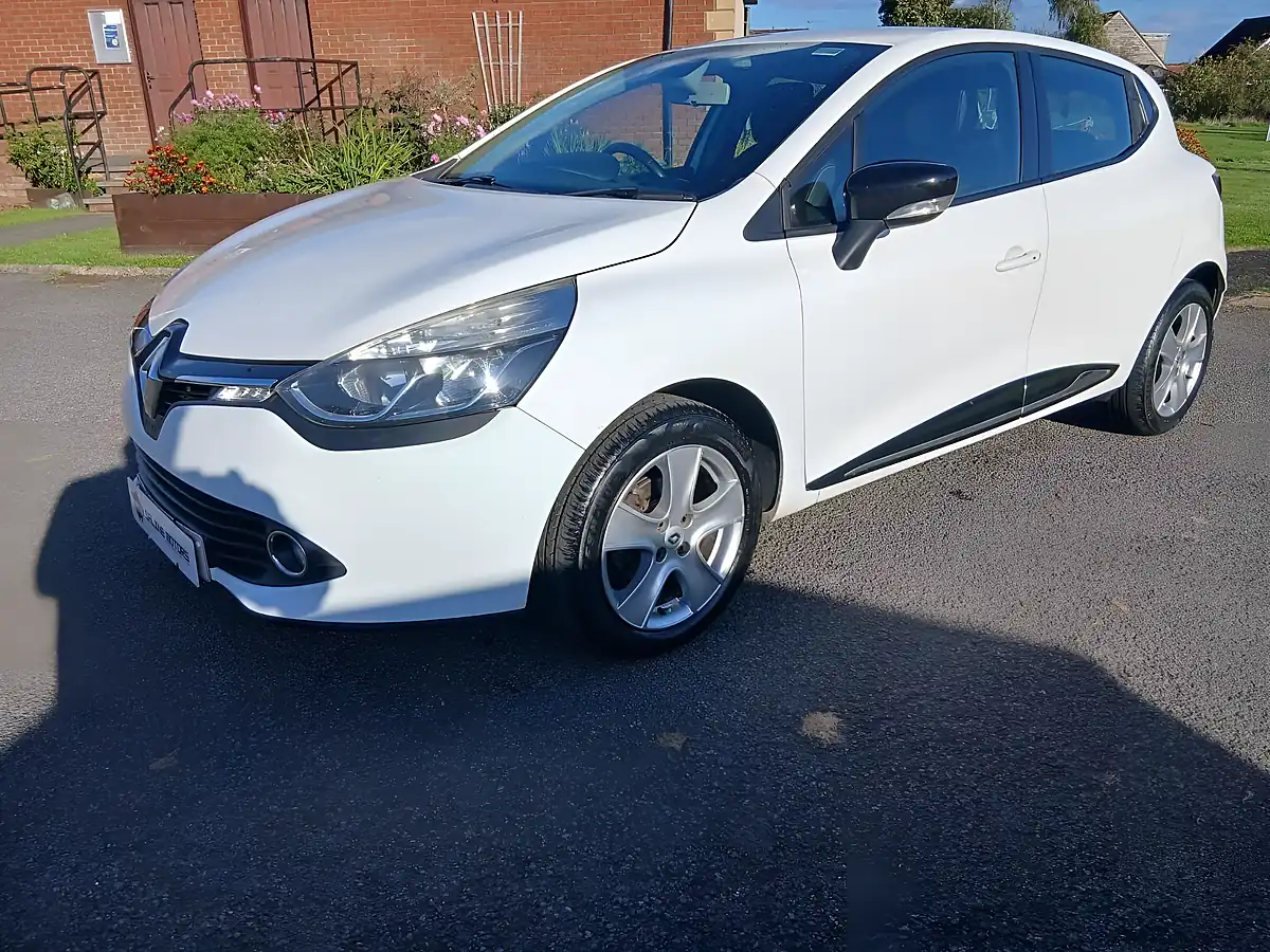 Used 2016 Renault Clio Dynamique Nav White - Interior and Exterior details 3
