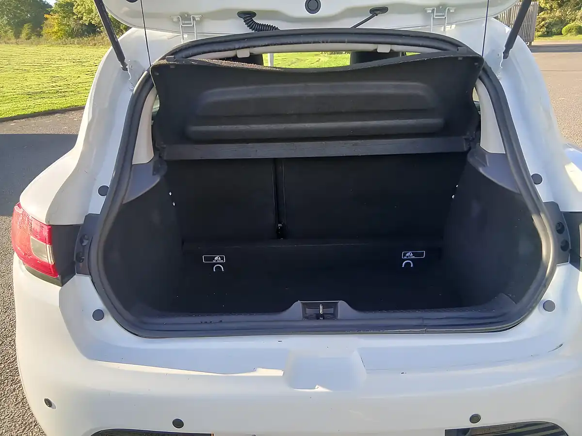 Used 2016 Renault Clio Dynamique Nav White - Interior and Exterior details 8