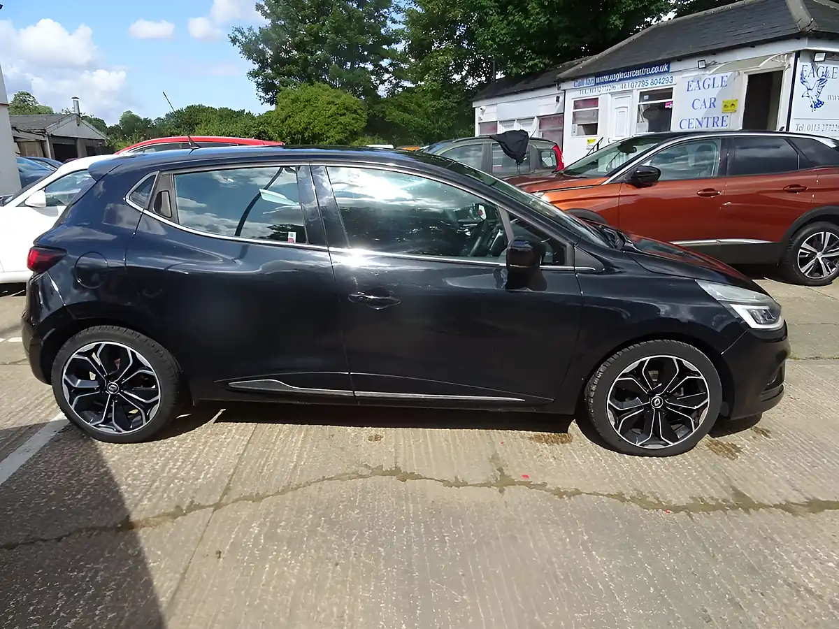 Used 2016 Renault Clio Dynamique S Nav Black - Interior and Exterior details 8