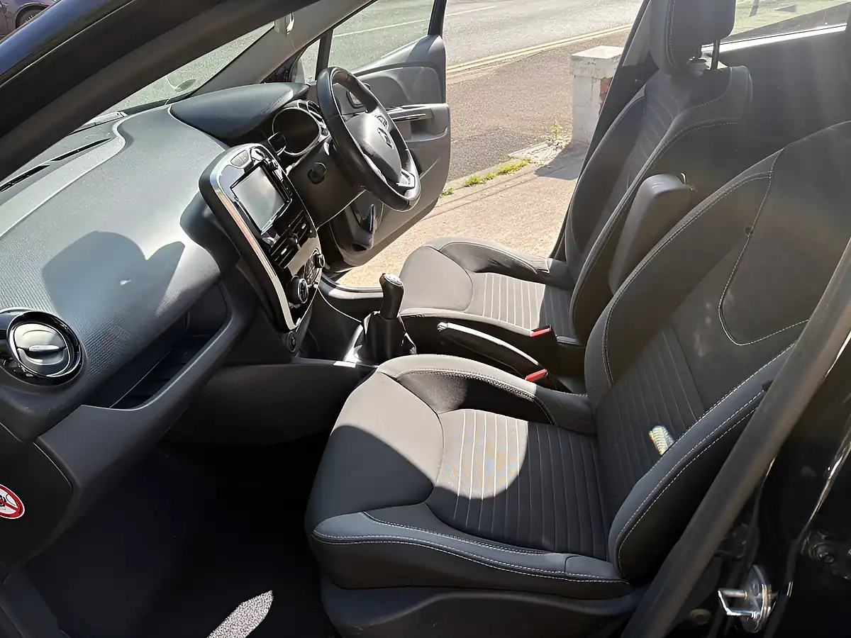 Used 2016 Renault Clio Dynamique S Nav Black - Interior and Exterior details 4