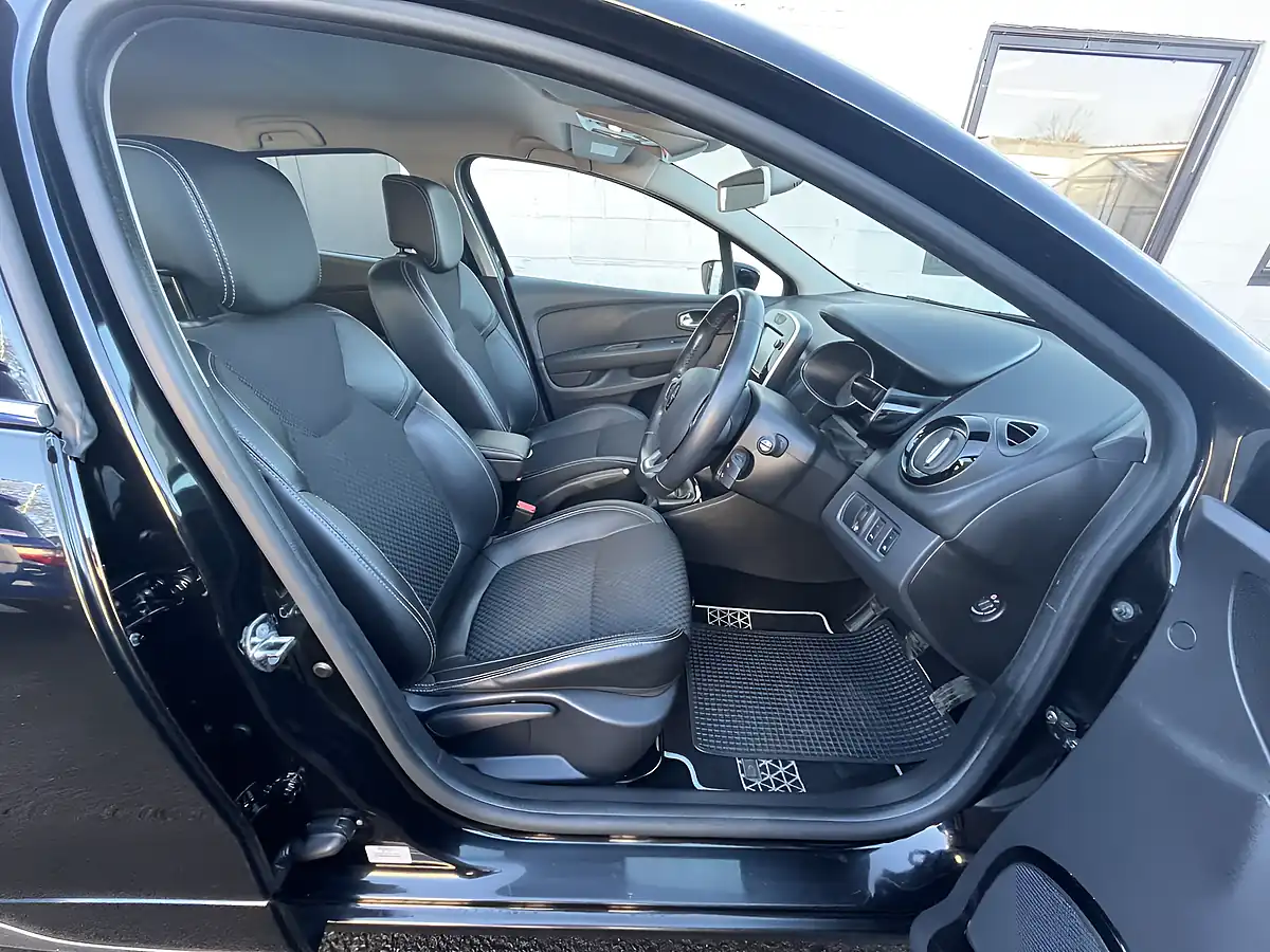 Used 2016 Renault Clio Dynamique S Nav Diamond Black - Interior and Exterior details 6