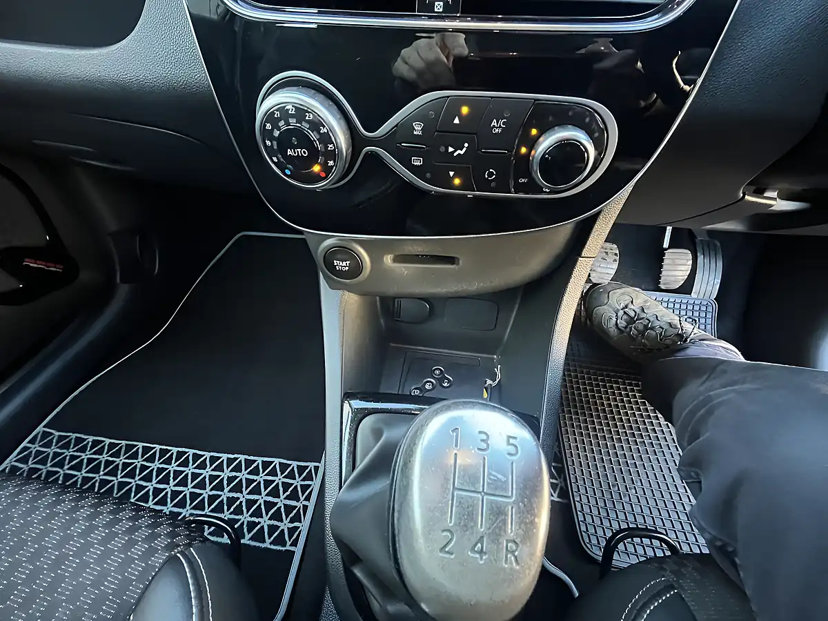 Used 2016 Renault Clio Dynamique S Nav Diamond Black - Interior and Exterior details 8