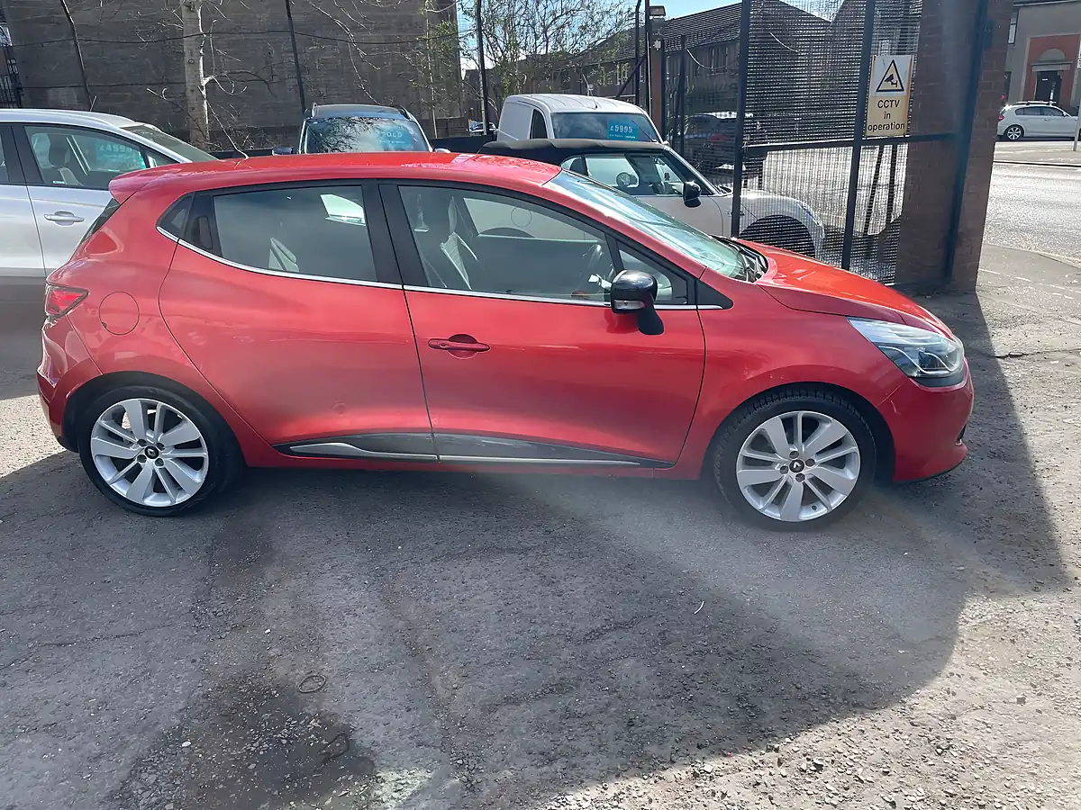 Used 2016 Renault Clio Dynamique S Nav Red - Interior and Exterior details 3