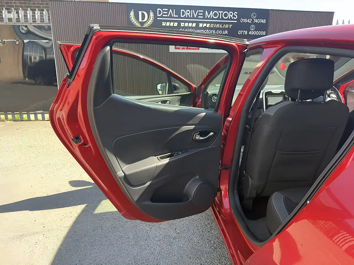 Used 2016 Renault Clio Dynamique S Nav Red - Interior and Exterior details 10