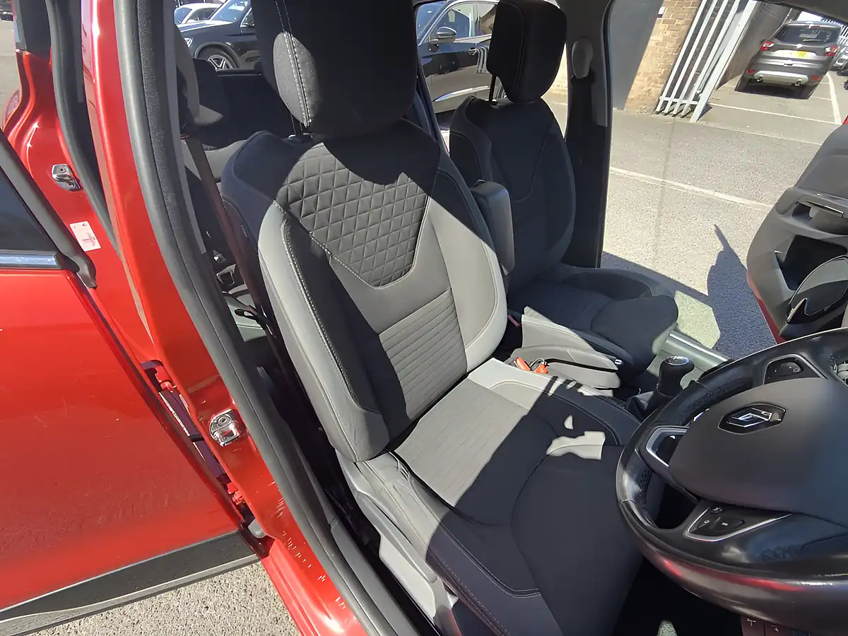 Used 2016 Renault Clio Dynamique S Nav Red - Interior and Exterior details 18