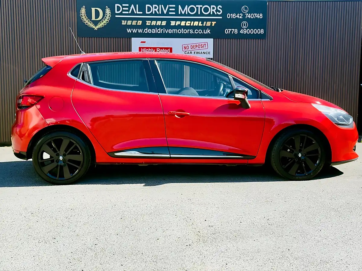 Used 2016 Renault Clio Dynamique S Nav Red - Interior and Exterior details 8