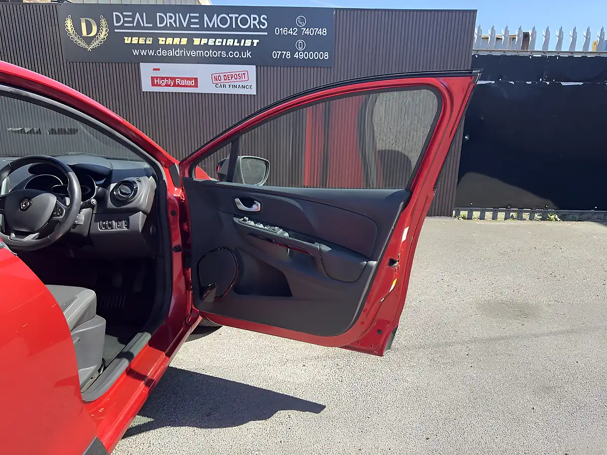 Used 2016 Renault Clio Dynamique S Nav Red - Interior and Exterior details 9