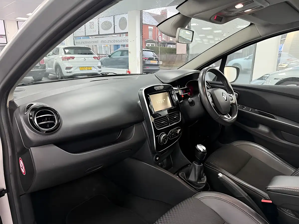 Used 2016 Renault Clio Dynamique S Nav Silver - Interior and Exterior details 12