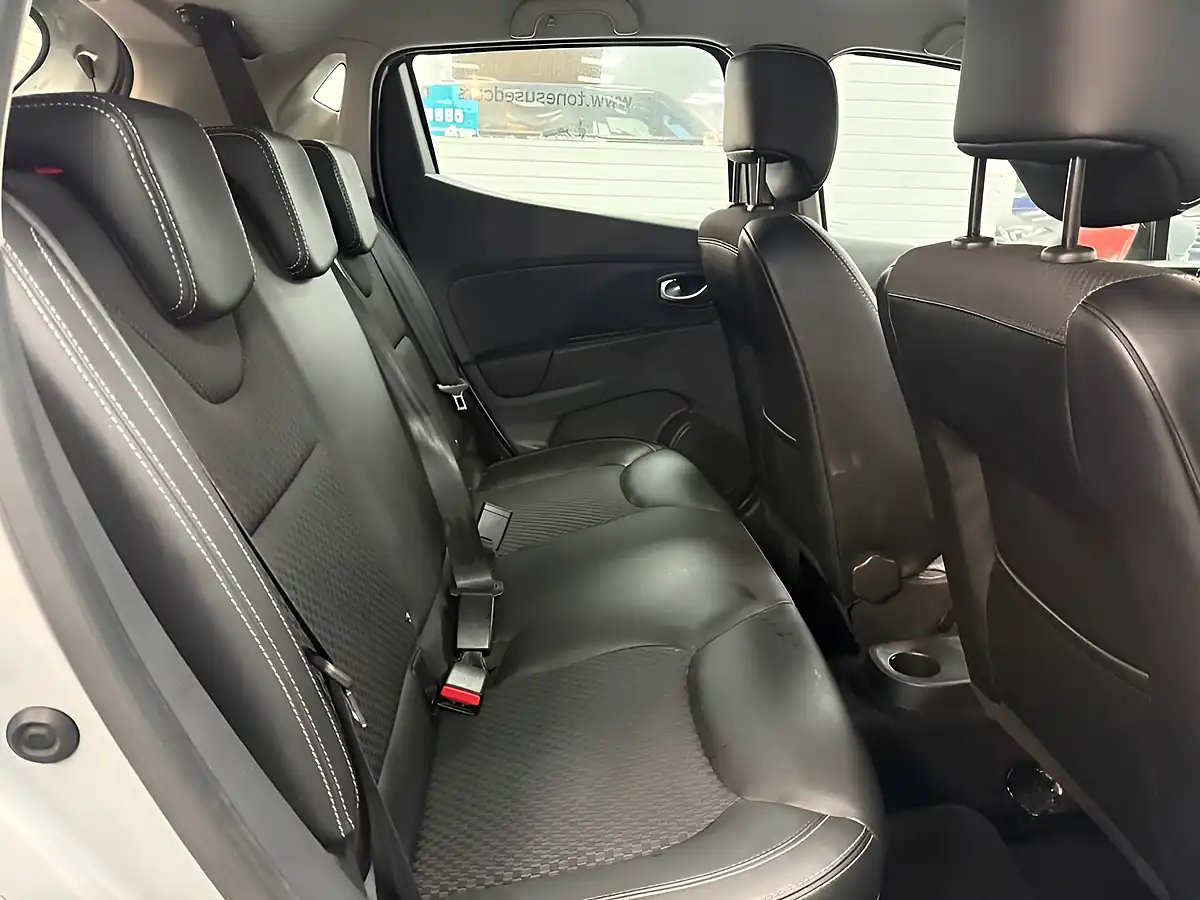 Used 2016 Renault Clio Dynamique S Nav Silver - Interior and Exterior details 4