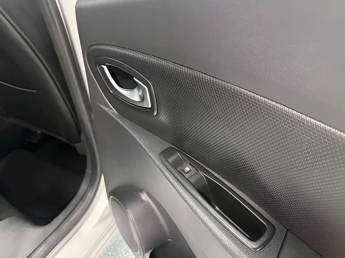 Used 2016 Renault Clio Dynamique S Nav Silver - Interior and Exterior details 5