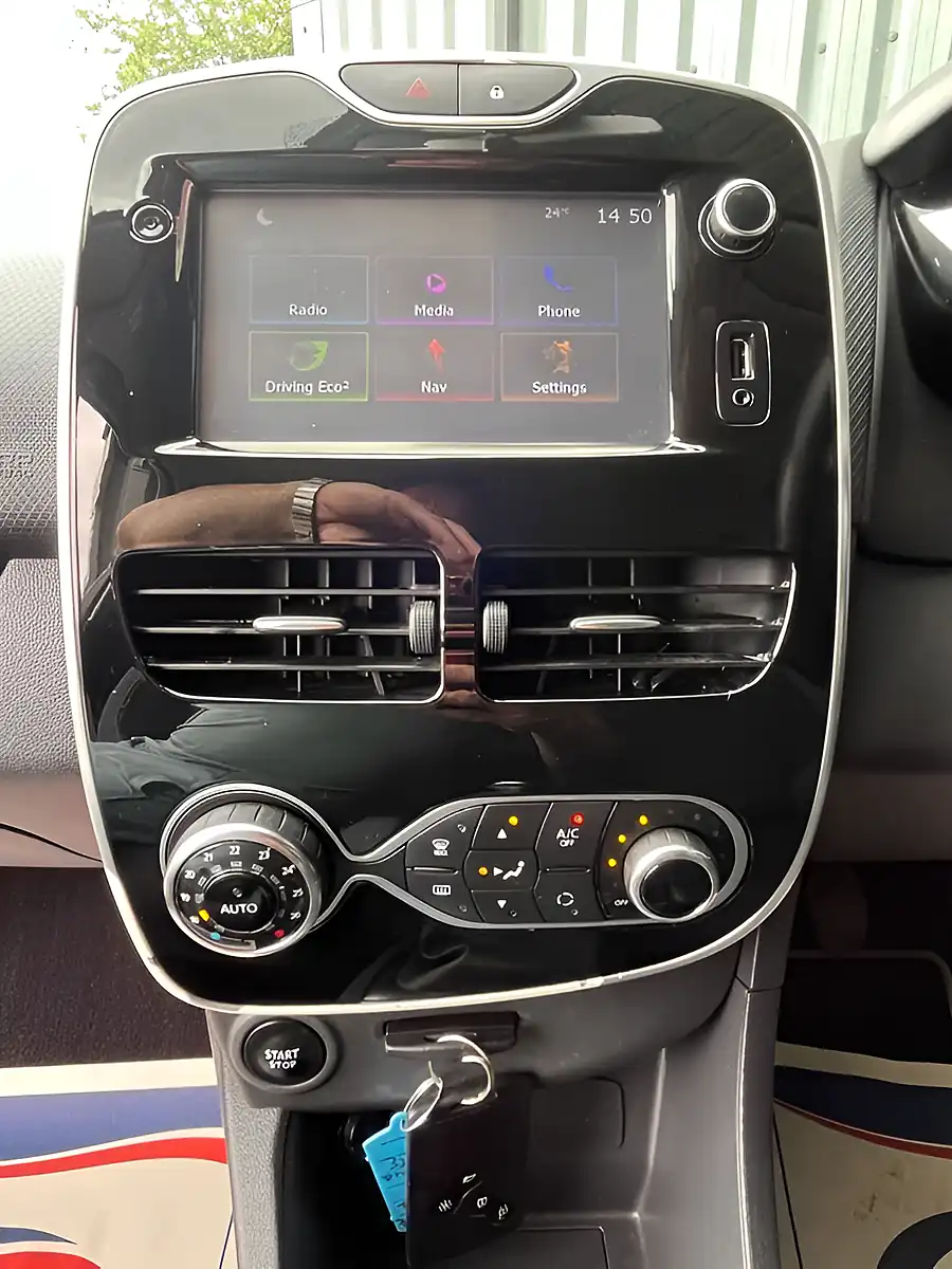 Used 2016 Renault Clio Dynamique S Nav White - Interior and Exterior details 13