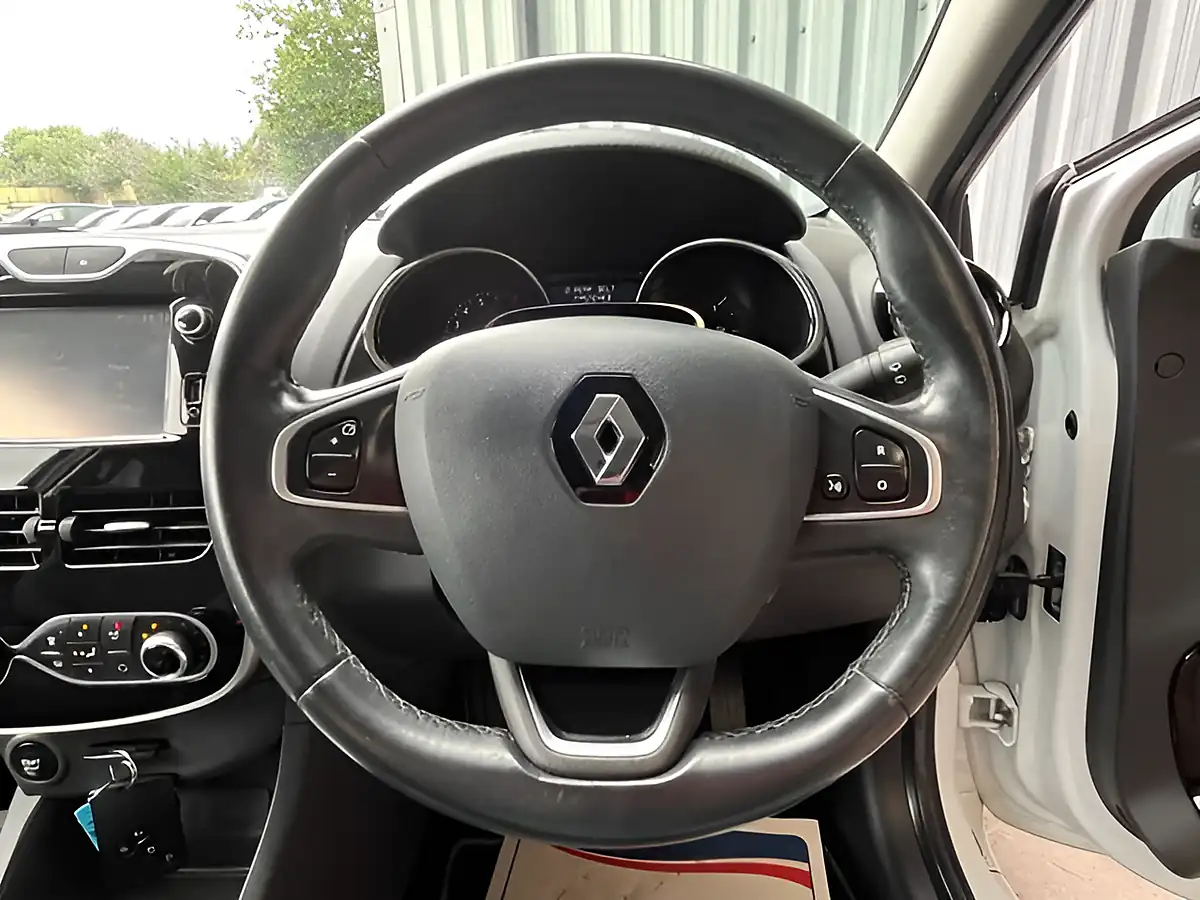 Used 2016 Renault Clio Dynamique S Nav White - Interior and Exterior details 15