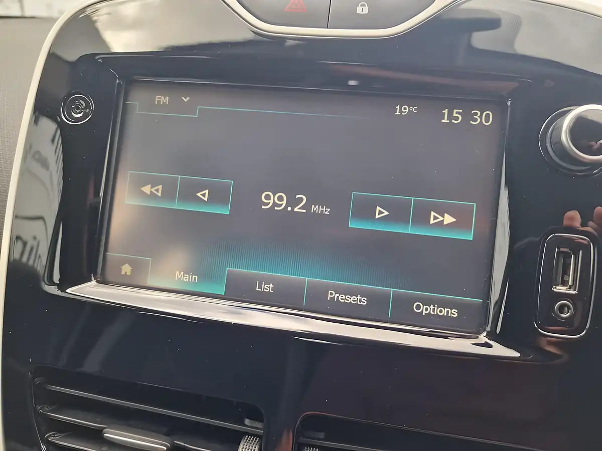 Used 2016 Renault Clio Dynamique S Nav White - Interior and Exterior details 14