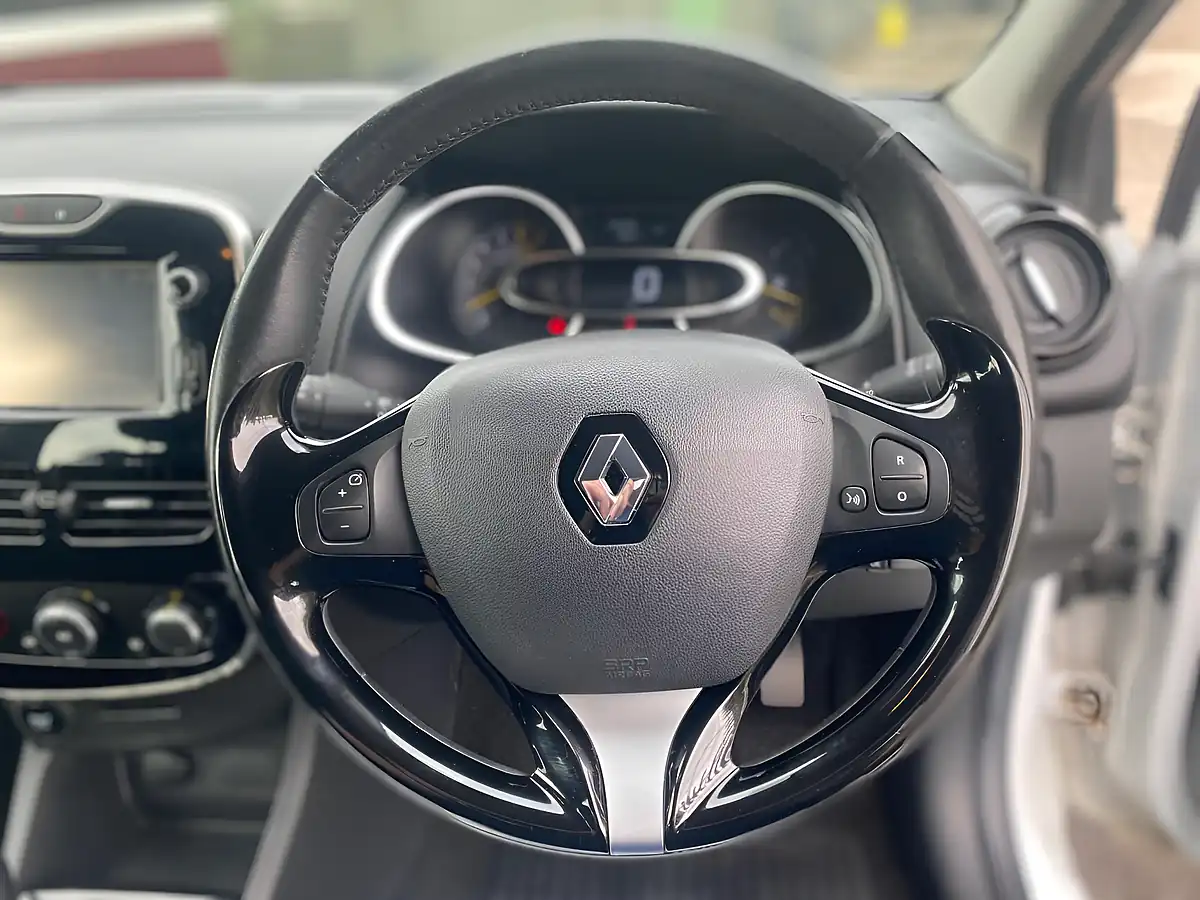 Used 2016 Renault Clio Dynamique White - Interior and Exterior details 16