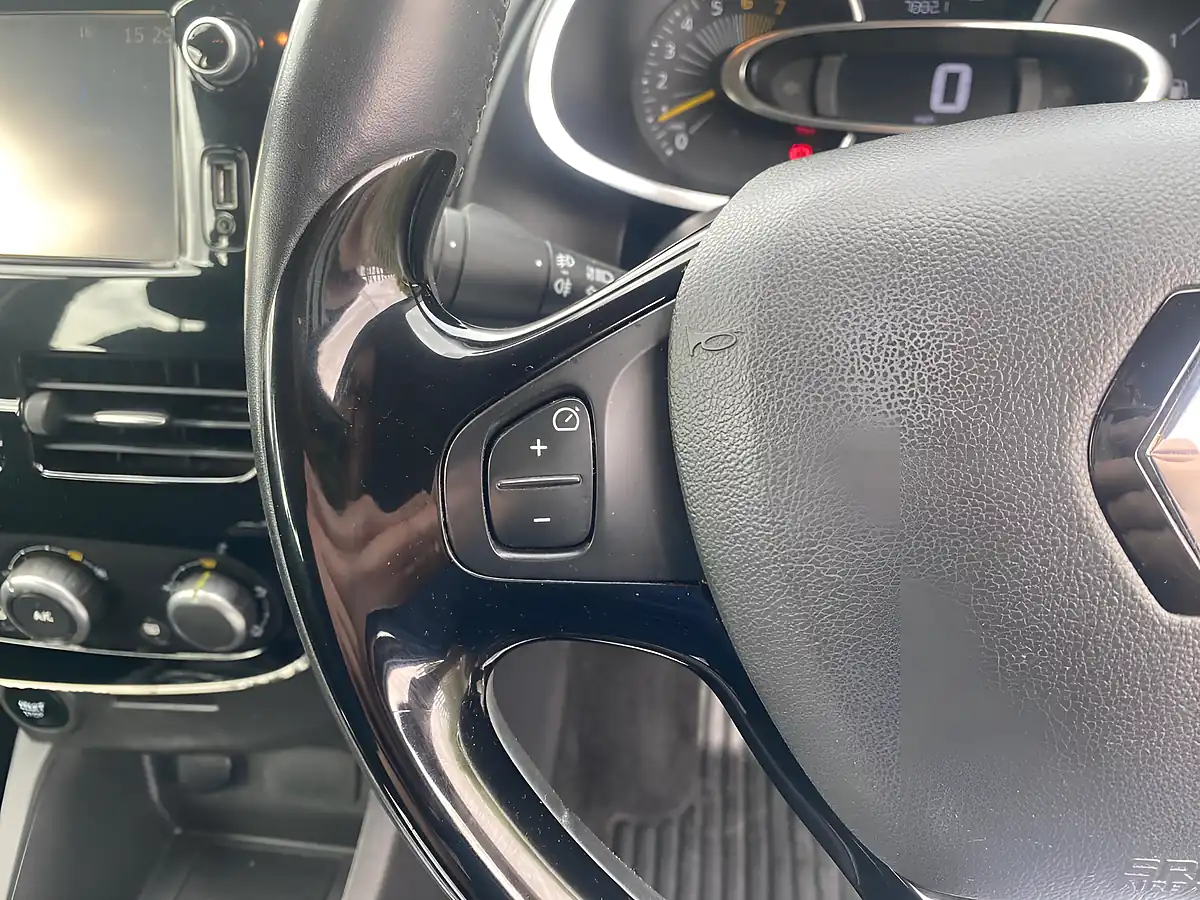 Used 2016 Renault Clio Dynamique White - Interior and Exterior details 17