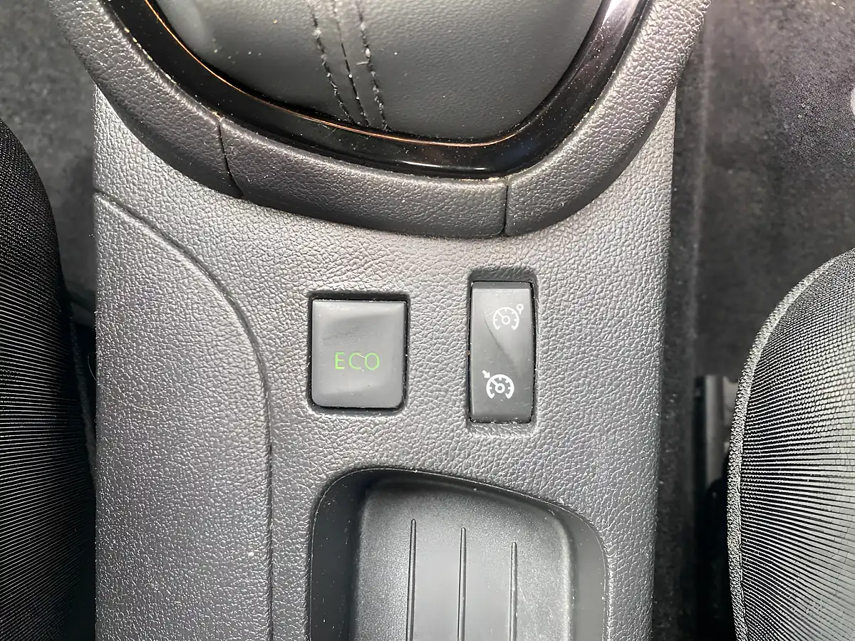 Used 2016 Renault Clio Dynamique White - Interior and Exterior details 20