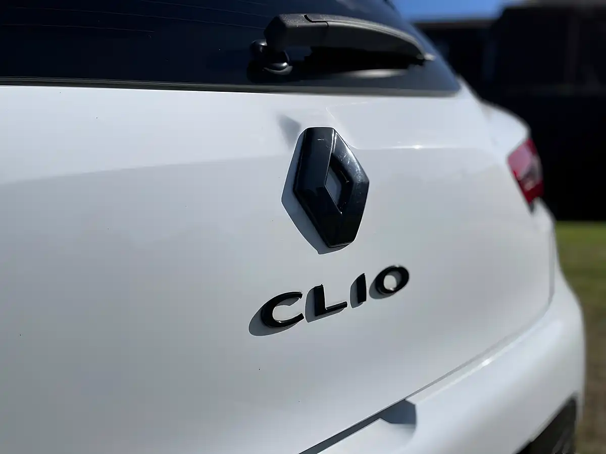Used 2016 Renault Clio Play Glacier White - Interior and Exterior details 14