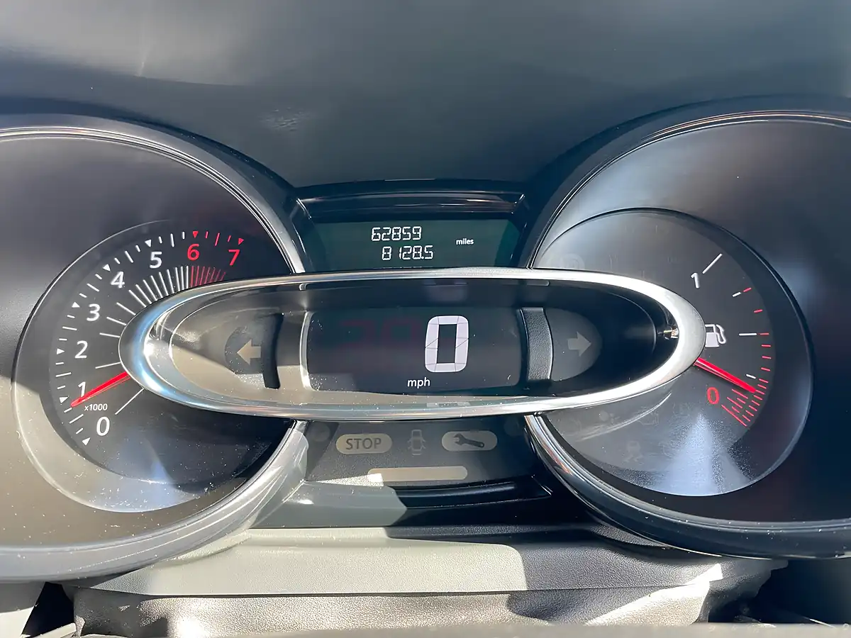 Used 2016 Renault Clio Play Glacier White - Interior and Exterior details 20