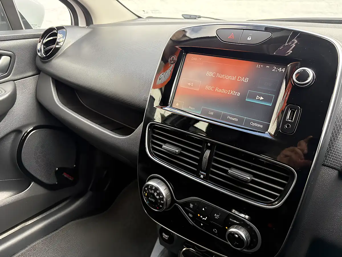 Used 2016 Renault Clio White - Interior and Exterior details 11