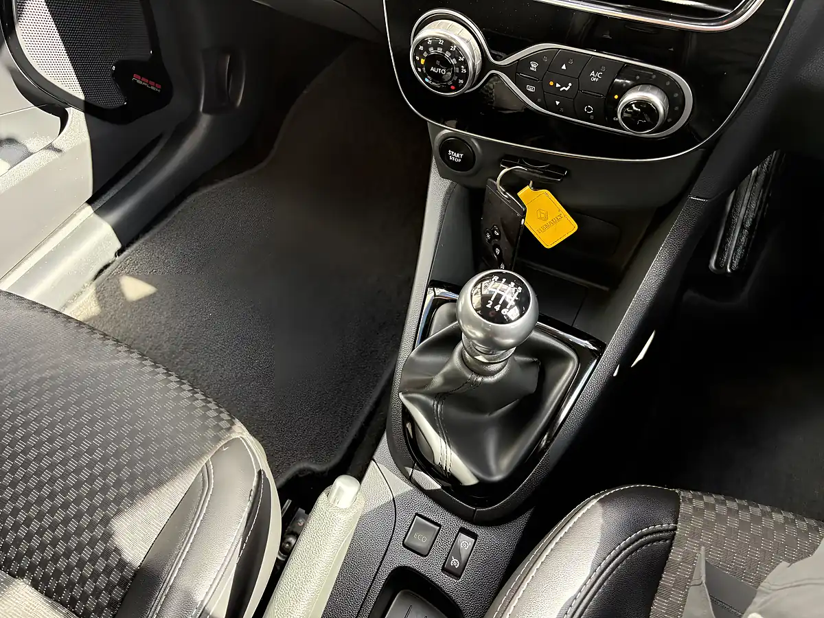 Used 2016 Renault Clio White - Interior and Exterior details 12
