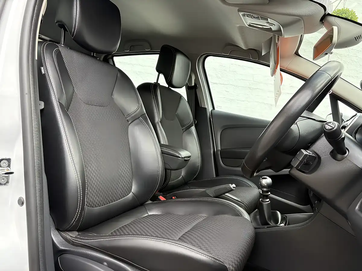 Used 2016 Renault Clio White - Interior and Exterior details 15