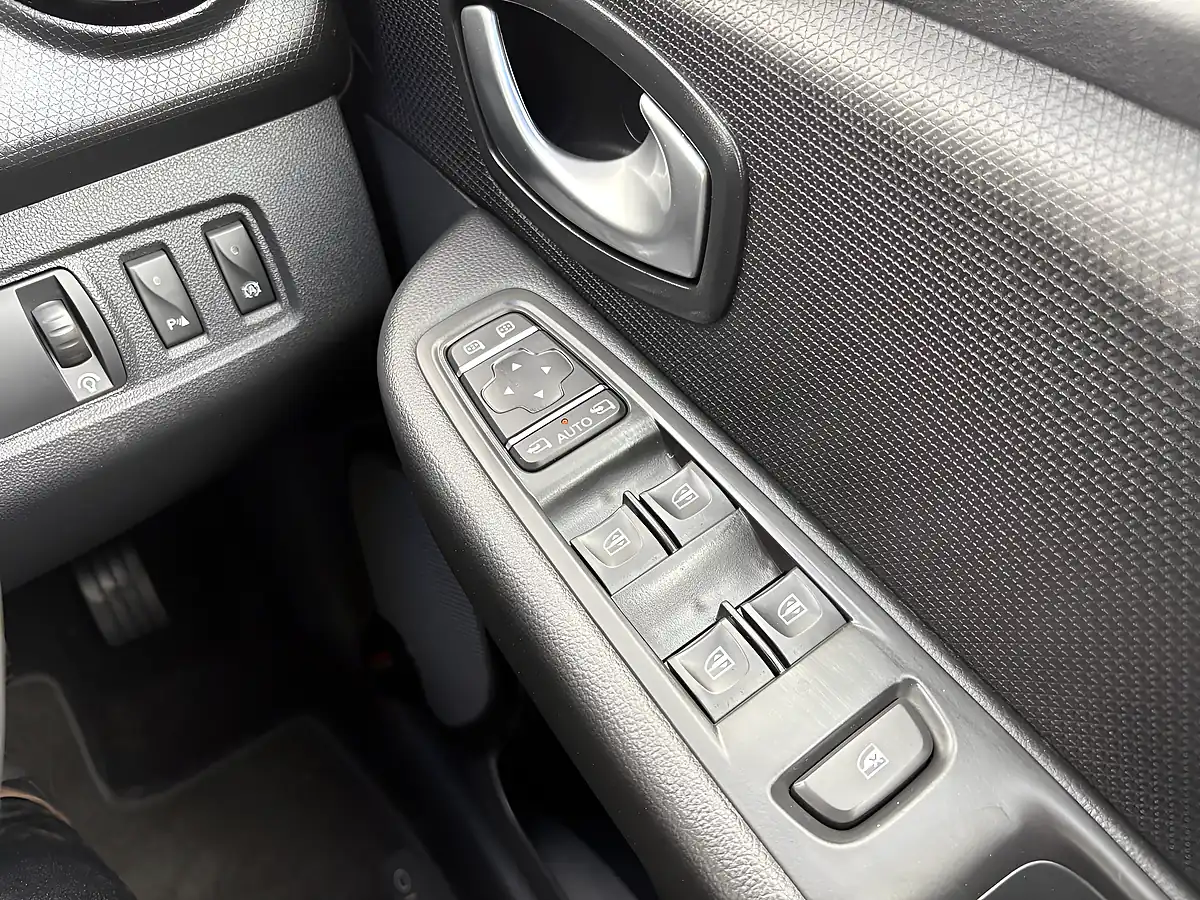 Used 2016 Renault Clio White - Interior and Exterior details 16