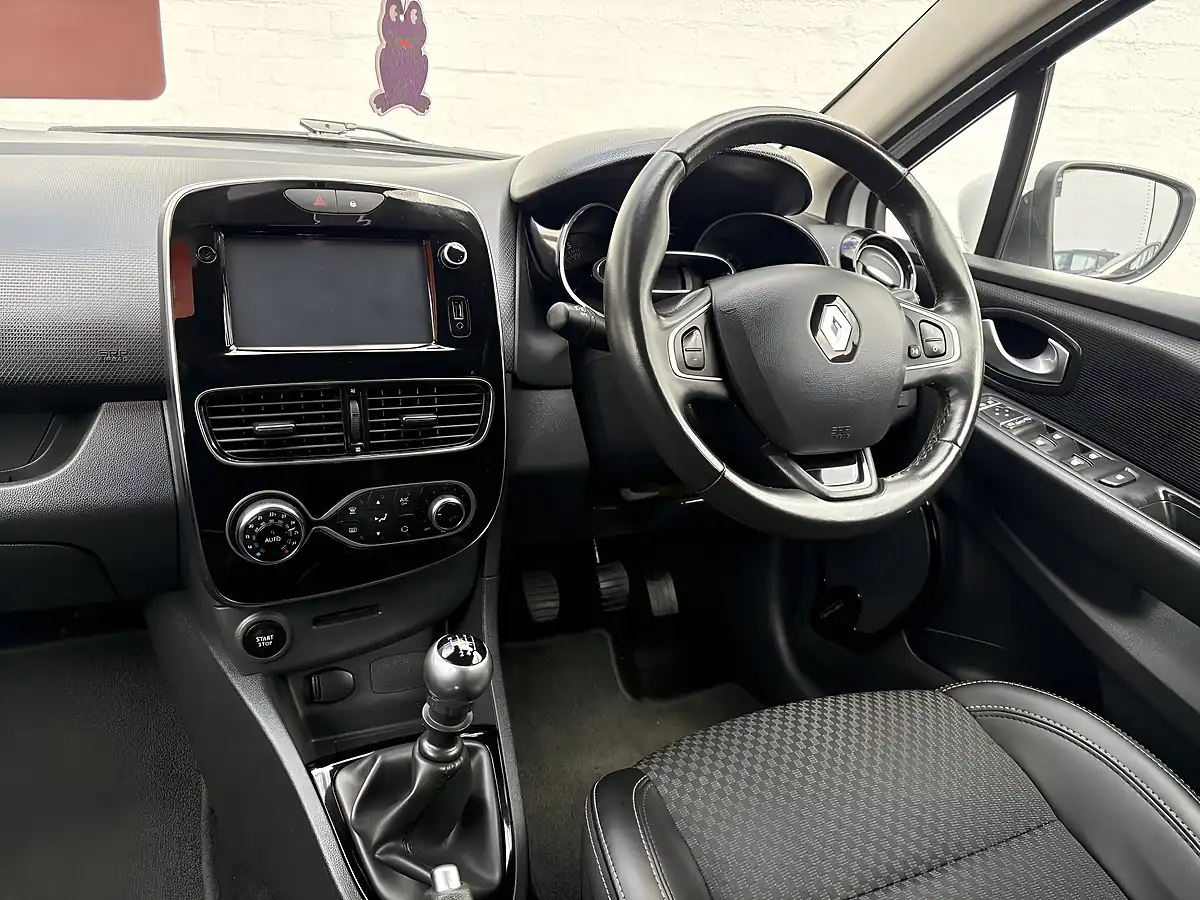 Used 2016 Renault Clio White - Interior and Exterior details 7