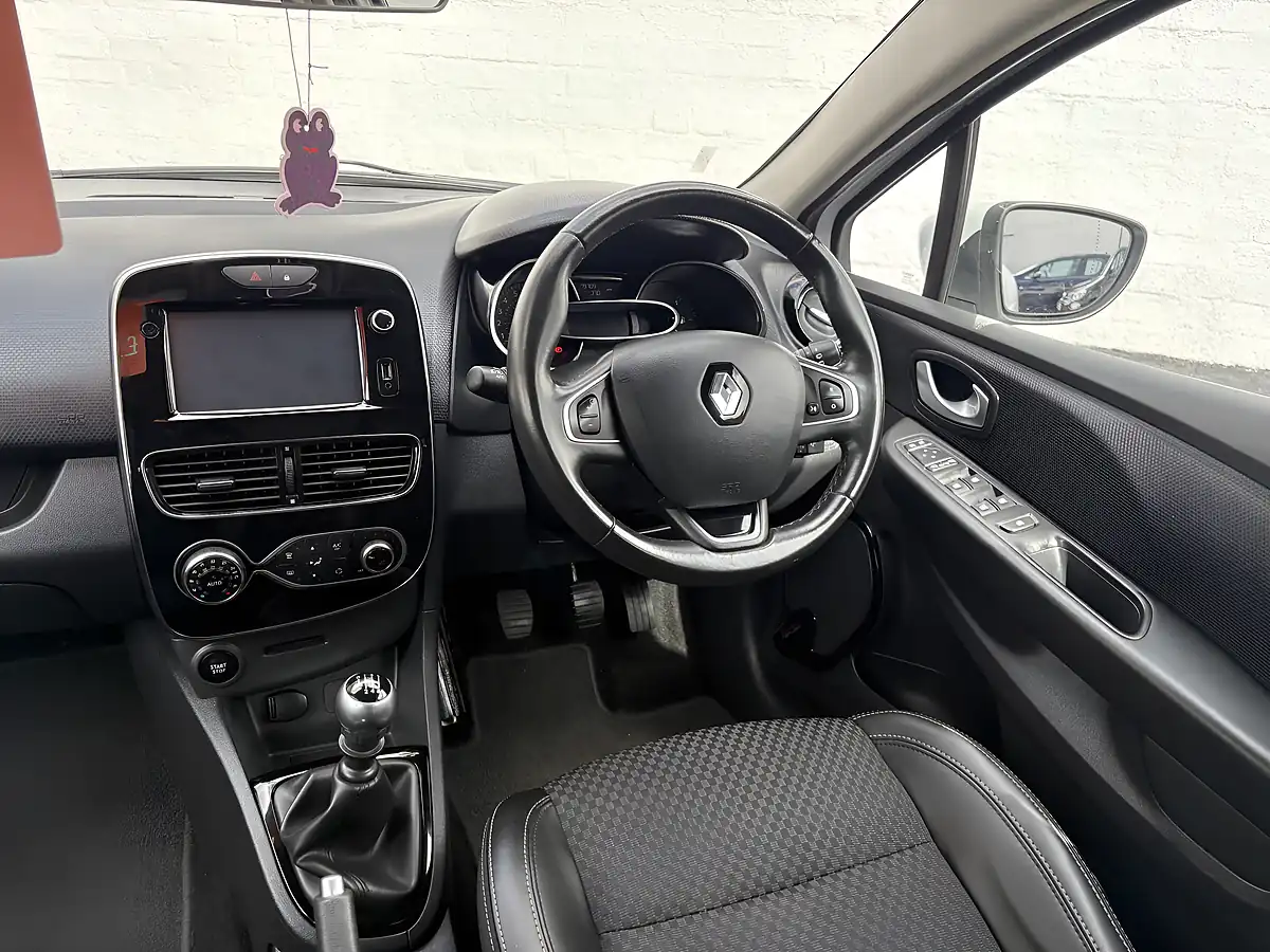 Used 2016 Renault Clio White - Interior and Exterior details 8