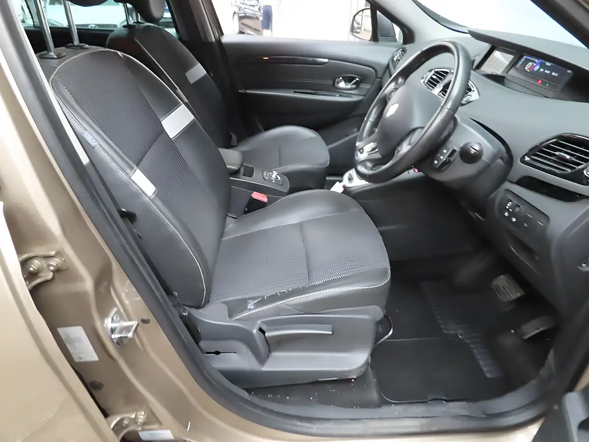 Used 2016 Renault Grand Scenic Dynamique Nav Beige - Interior and Exterior details 6
