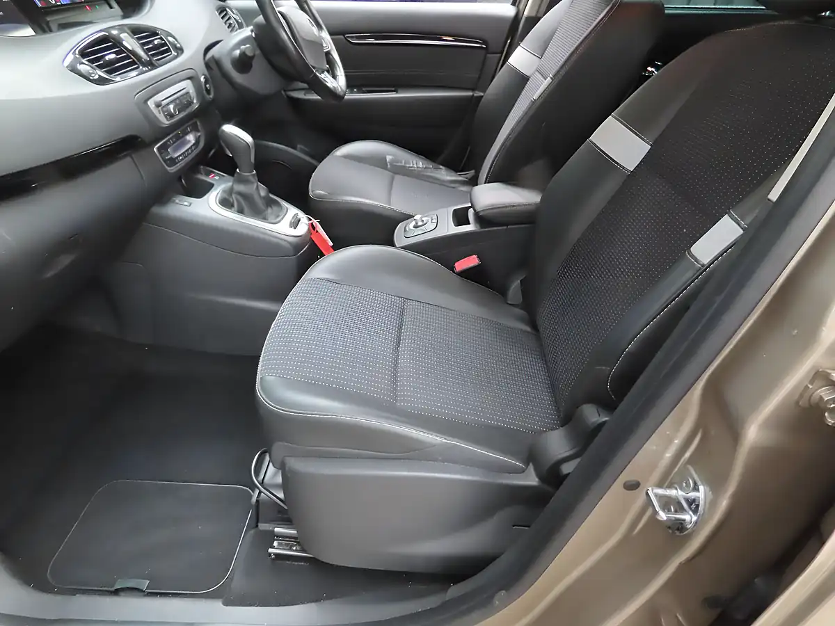 Used 2016 Renault Grand Scenic Dynamique Nav Beige - Interior and Exterior details 7