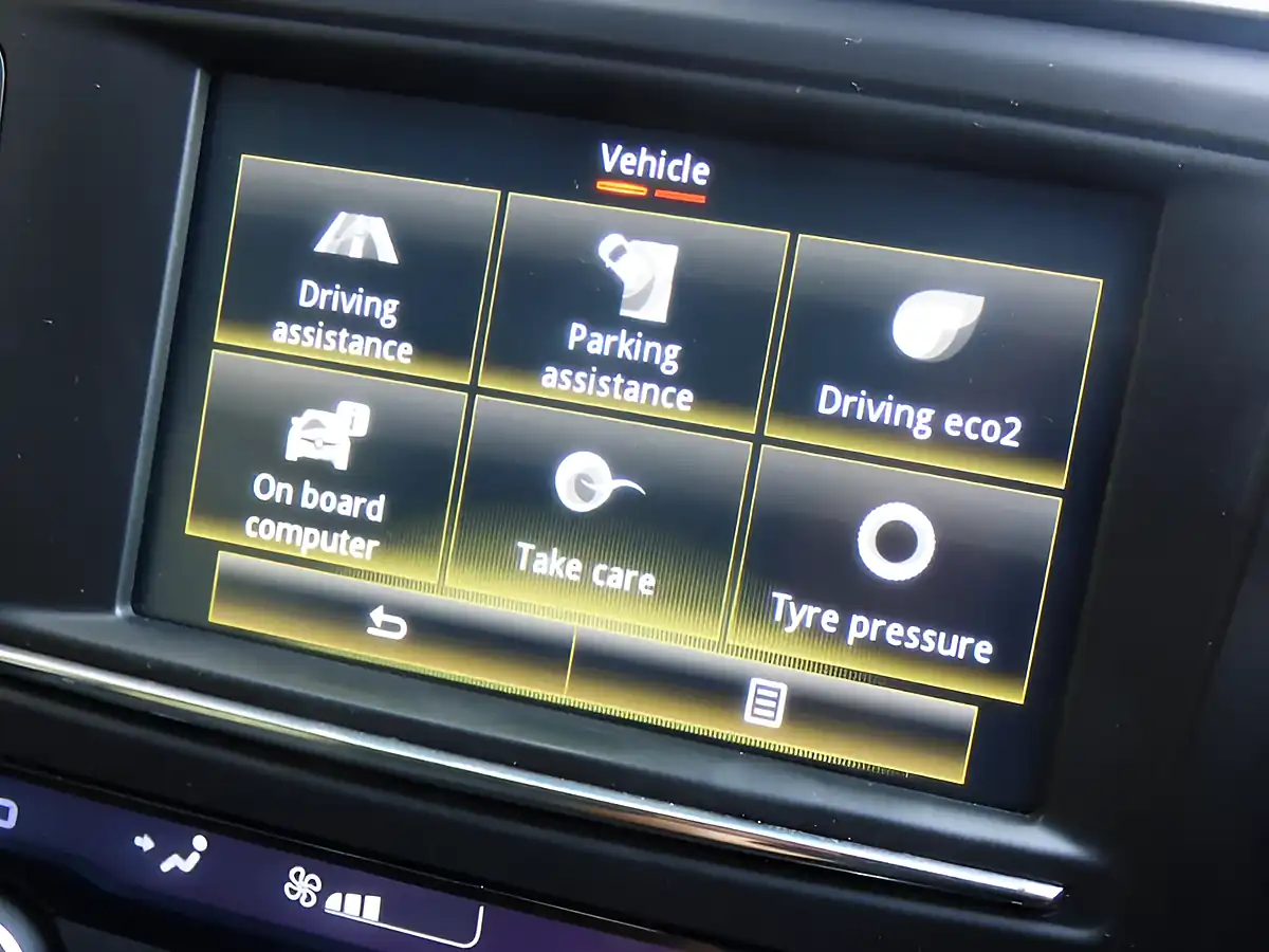 Used 2016 Renault Kadjar Dynamique Nav Red - Interior and Exterior details 8