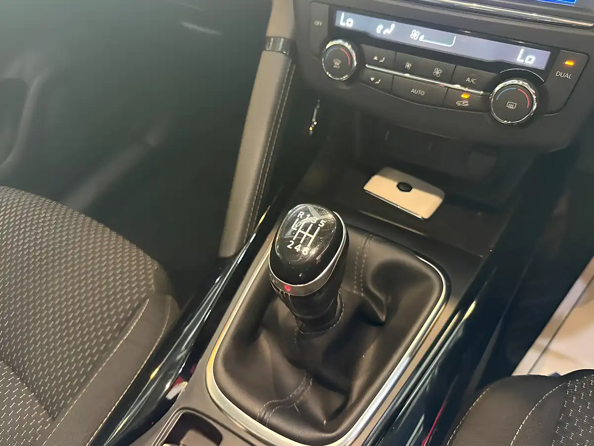 Used 2016 Renault Kadjar Dynamique Nav Red - Interior and Exterior details 16