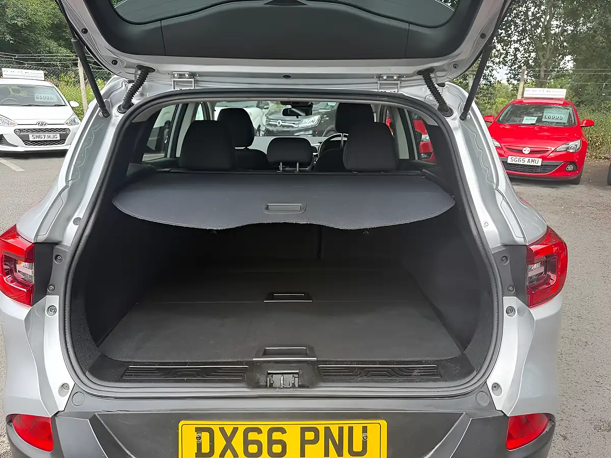 Used 2016 Renault Kadjar Dynamique Nav Silver - Interior and Exterior details 14