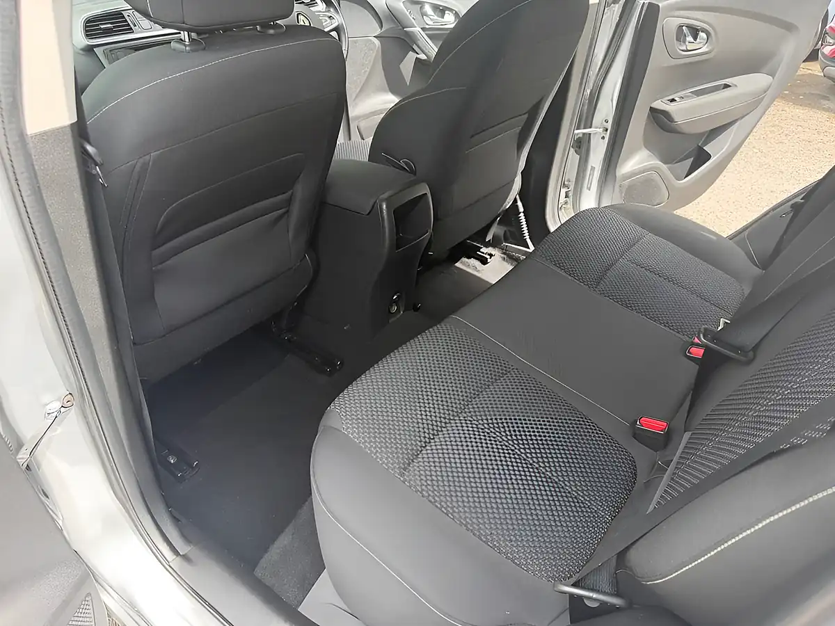 Used 2016 Renault Kadjar Dynamique Nav Silver - Interior and Exterior details 17