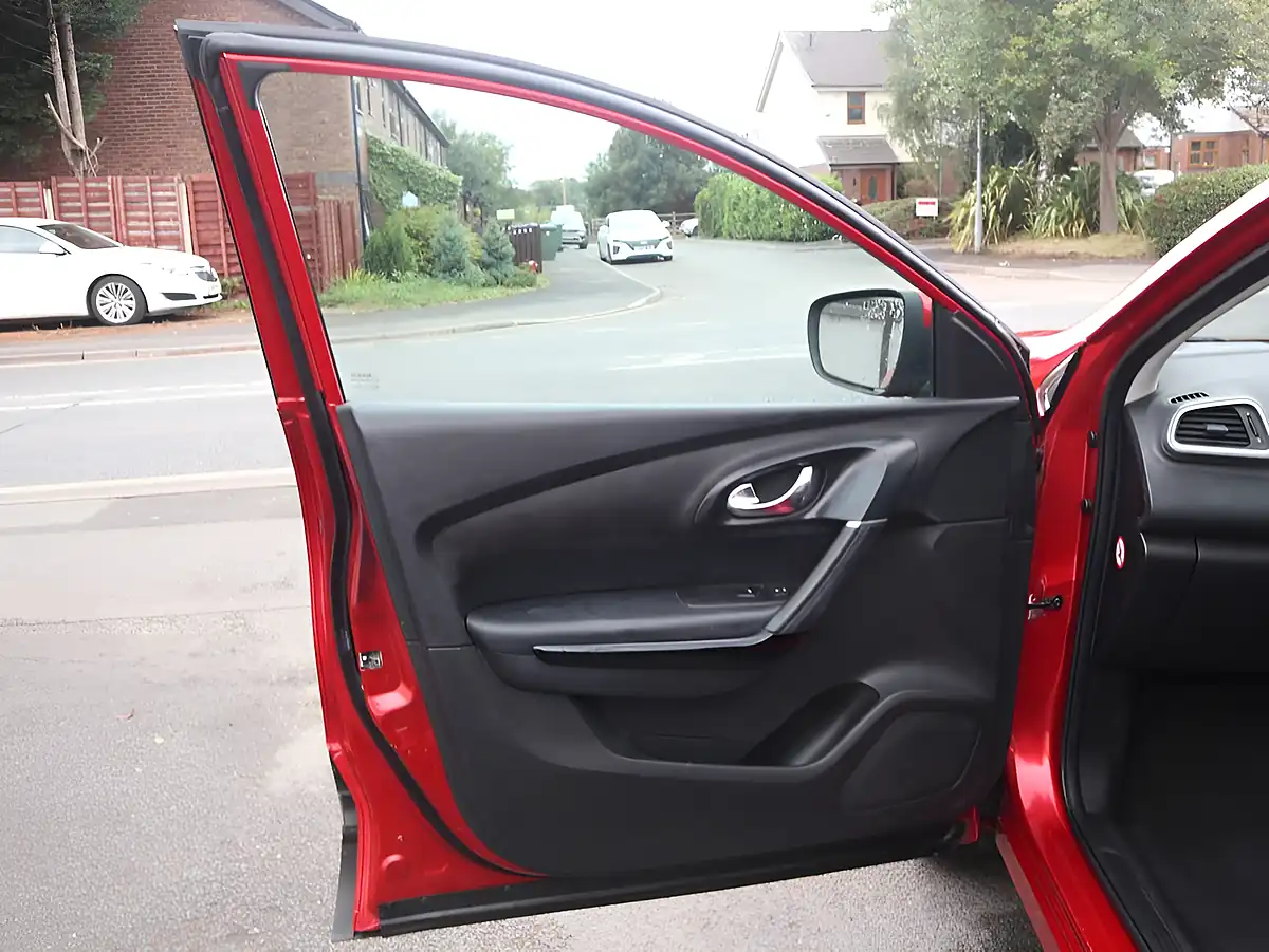 Used 2016 Renault Kadjar Dynamique S Nav Red - Interior and Exterior details 16