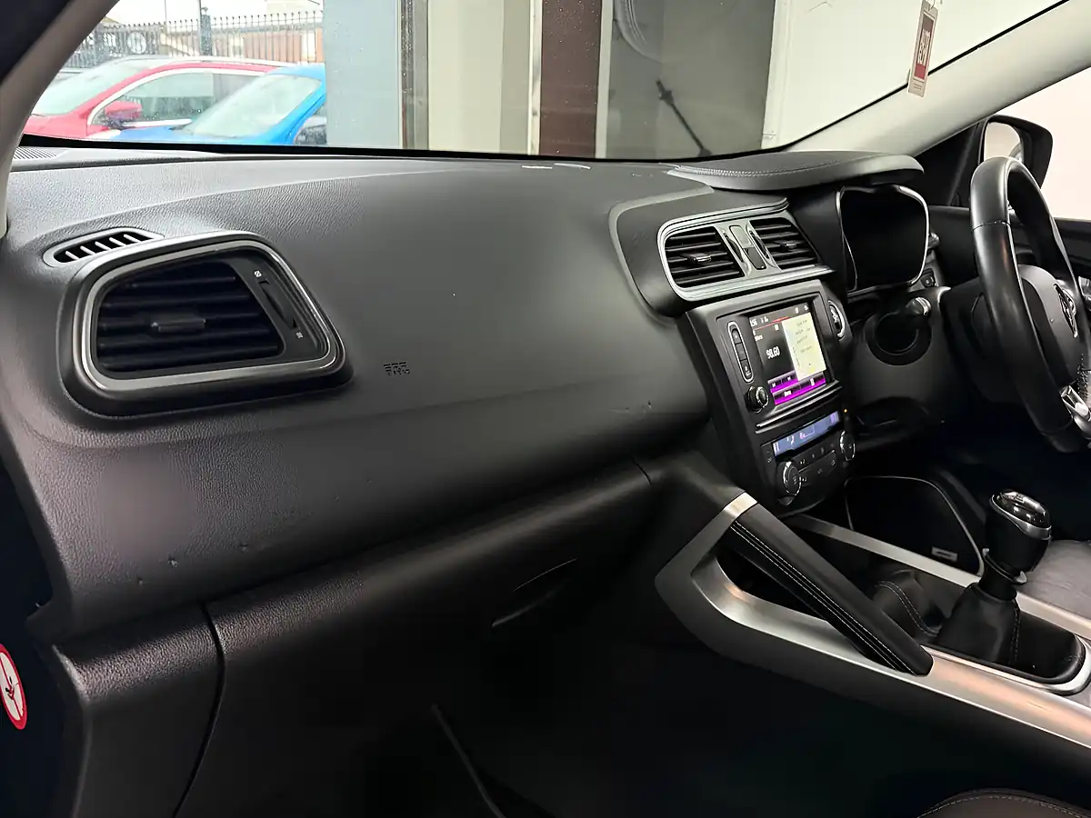 Used 2016 Renault Kadjar Signature Nav Grey - Interior and Exterior details 14