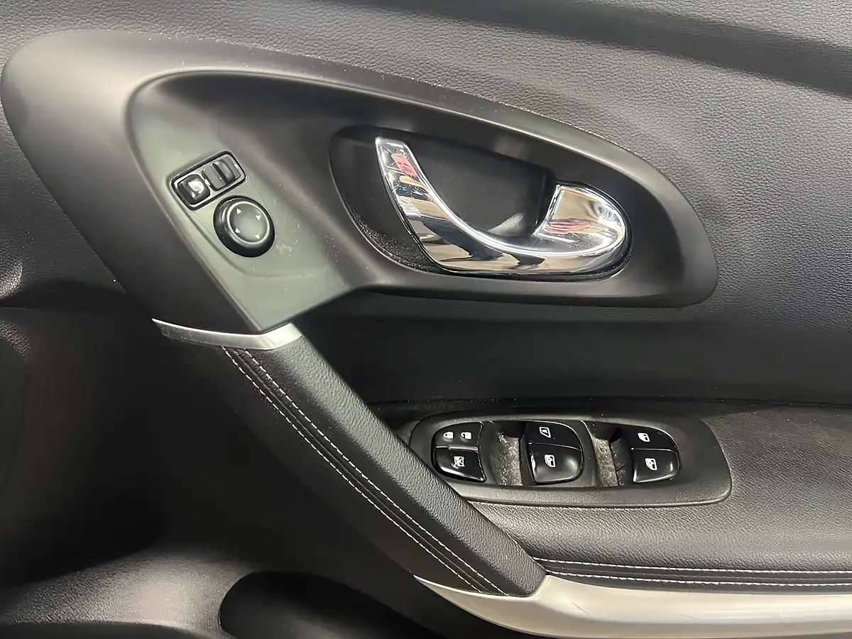 Used 2016 Renault Kadjar Signature Nav Grey - Interior and Exterior details 15
