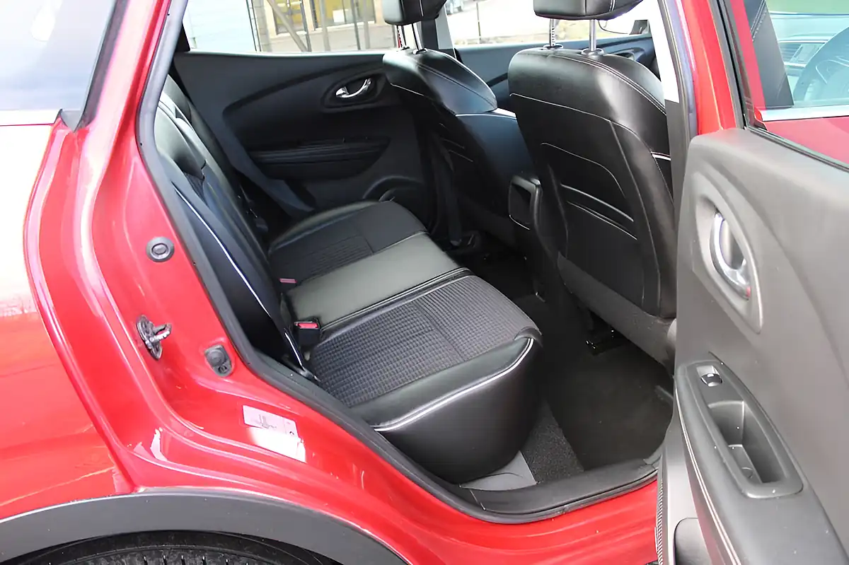 Used 2016 Renault Kadjar Signature Red - Interior and Exterior details 14