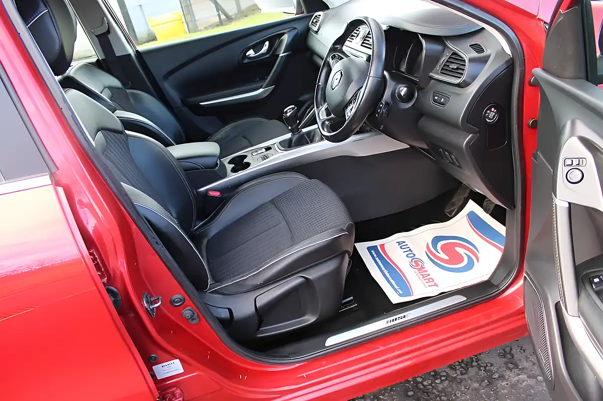 Used 2016 Renault Kadjar Signature Red - Interior and Exterior details 15