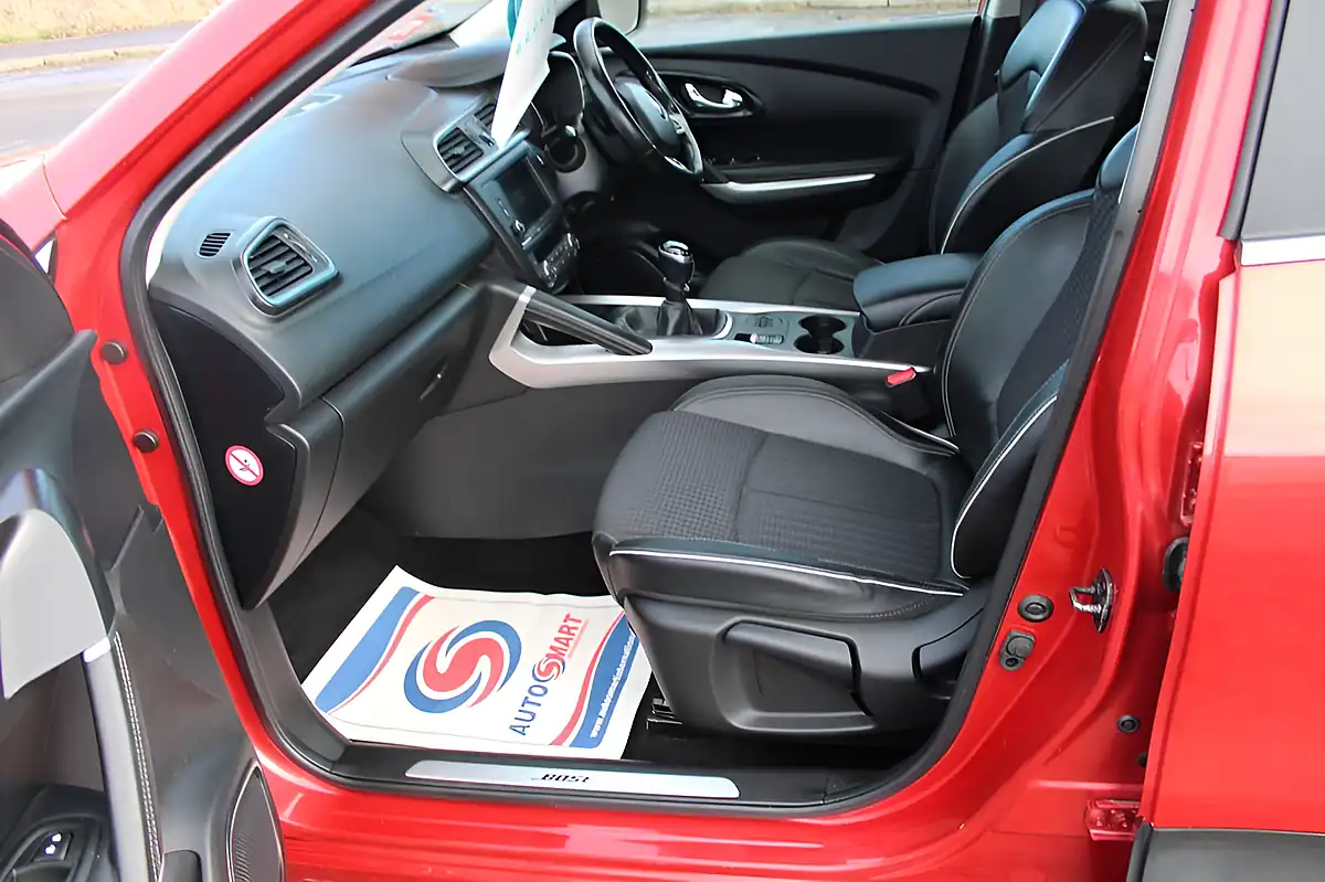 Used 2016 Renault Kadjar Signature Red - Interior and Exterior details 7