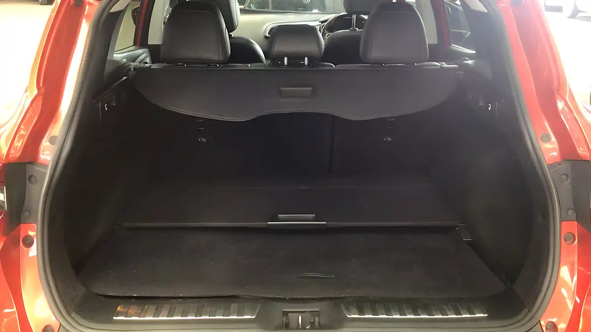 Used 2016 Renault Kadjar Signature S Nav Red - Interior and Exterior details 9