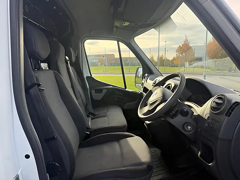 Used 2016 Renault Master Energy 35 Business White - Interior and Exterior details 12